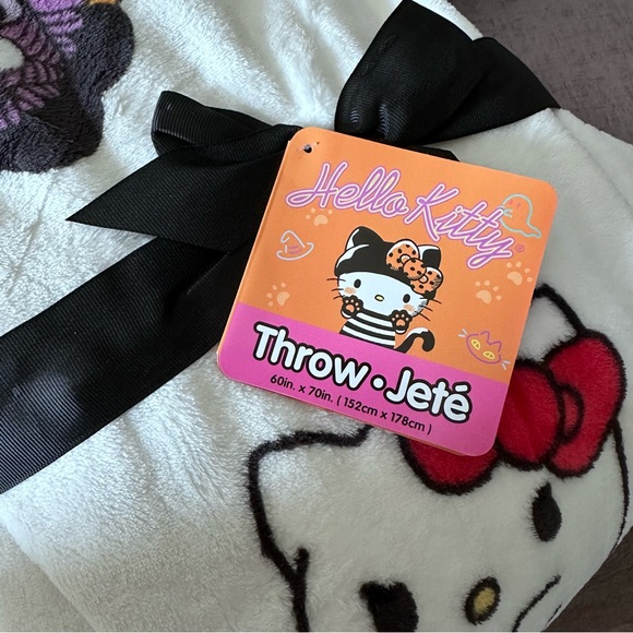 Hello Kitty Trick or Treat Halloween Throw Blanket - Picture 3 of 5